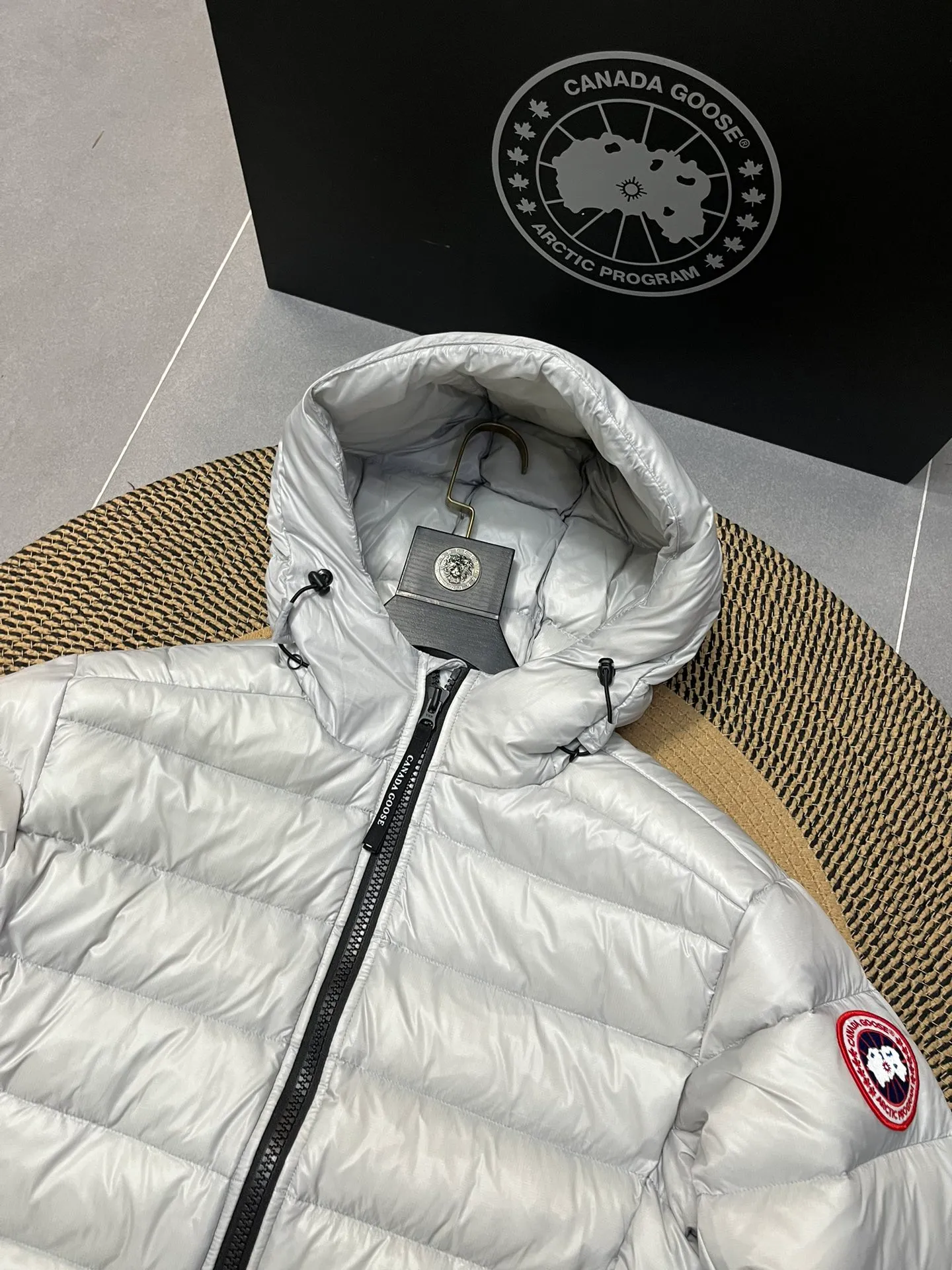 P860 Top 🔥purchase version 𝘾𝘼𝙉𝘼𝘿𝘼 𝙂𝙊𝙊𝙎𝙀/Canada Goose 2227 thin and light model. It’s super lightweight and doesn’t feel any weight on your upper body at all! Show more temperament‼  Canada Goose, a Canadian brand, has always been recognized as the warmest down jacket. Various Instagram celebrities, Internet celebrities, and celebrities often wear it for street photos. I make Canada Goose every year, but I still can’t get rid of my love for the goose. No matter how cold the winter is, there is no need to be afraid. Canada Goose is the legendary warmest down jacket and is known as a must-have for Arctic outdoor sports! The most popular down jacket in the world, celebrities are rushing to buy it, it is a must-have! Size: S-2XL Color: silver gray (red label) silver gray (black label), black (red label), black (black label), dark blue